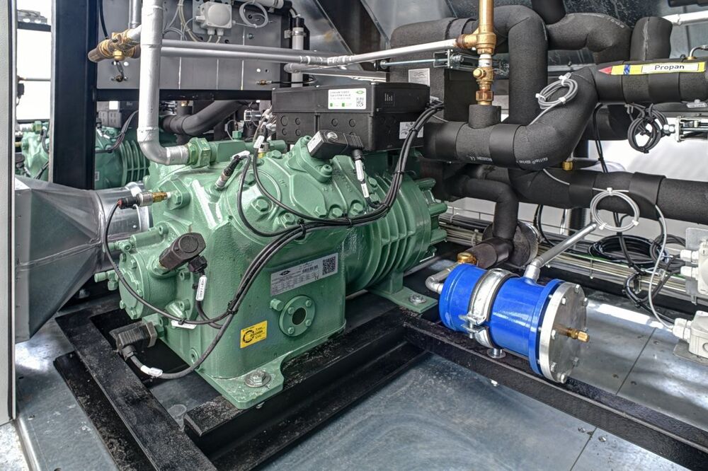 Das Herz des Flüssigkeitskühlsatzes bilden zwei Ecoline-Pro-4-Zylinder-Hubkolbenverdichter von Bitzer.